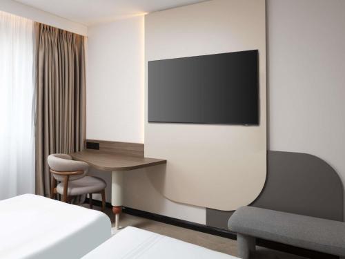 Habitación Doble Clásica con 2 camas y ducha de efecto lluvia del hotel Mercure London Earls Court. Foto 7