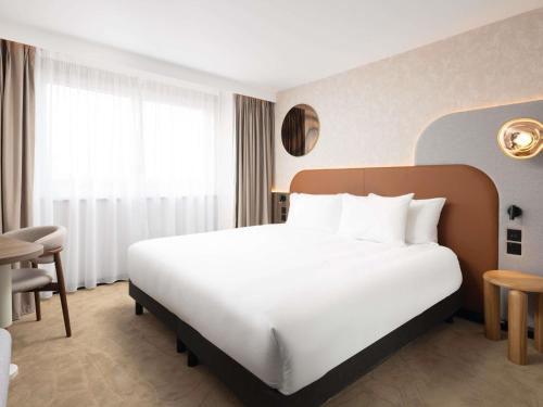 Habitación Deluxe Priviledge con cama extragrande y bañera del hotel Mercure London Earls Court. Foto 1