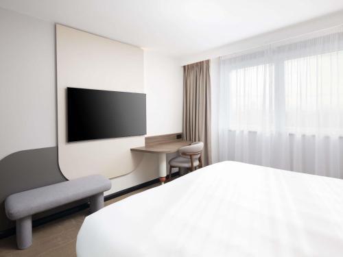 Habitación Deluxe Priviledge con cama extragrande y bañera del hotel Mercure London Earls Court. Foto 2