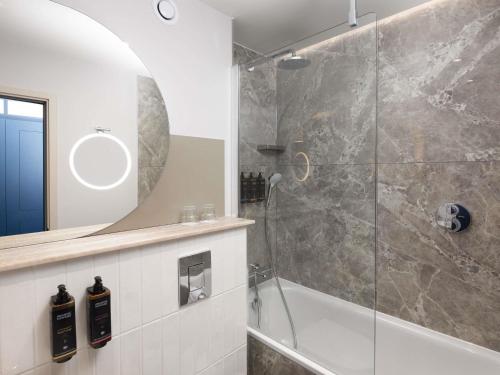 Habitación Deluxe Priviledge con cama extragrande y bañera del hotel Mercure London Earls Court. Foto 5