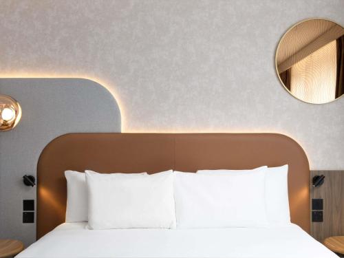 Habitación Superior con cama extragrande, bañera y vistas a la ciudad del hotel Mercure London Earls Court. Foto 1