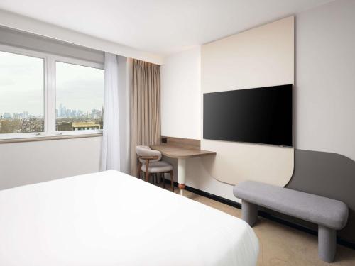 Habitación Superior con cama extragrande, bañera y vistas a la ciudad del hotel Mercure London Earls Court. Foto 6