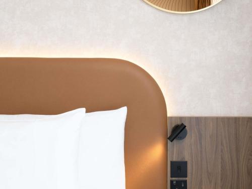 Habitación Superior con cama extragrande, bañera y vistas a la ciudad del hotel Mercure London Earls Court. Foto 8