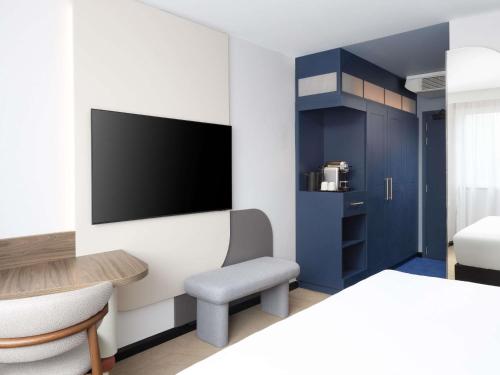 Habitación Superior con cama extragrande y ducha de efecto lluvia del hotel Mercure London Earls Court. Foto 7