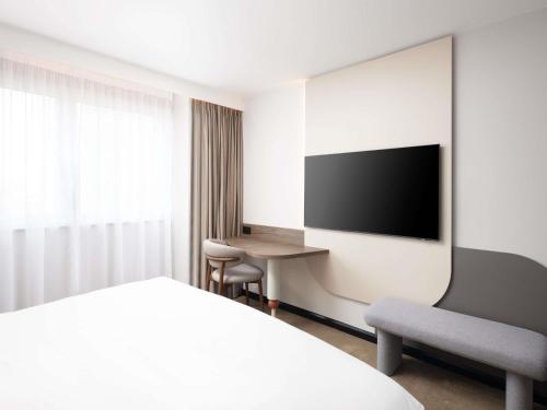 Habitación Deluxe Priviledge con cama extragrande, ducha de efecto lluvia y vistas panorámicas - Planta superior del hotel Mercure London Earls Court. Foto 7