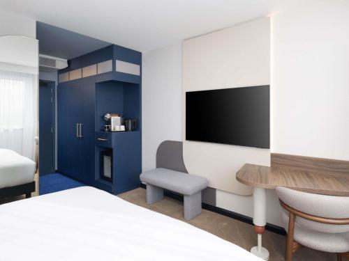 Habitación Deluxe Priviledge con cama extragrande, ducha de efecto lluvia y vistas a la ciudad del hotel Mercure London Earls Court. Foto 2