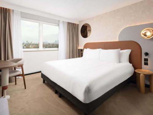 Habitación Deluxe Priviledge con cama extragrande, ducha de efecto lluvia y vistas a la ciudad del hotel Mercure London Earls Court. Foto 7