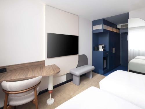 Habitación Doble Deluxe con 2 camas y ducha de efecto lluvia del hotel Mercure London Earls Court. Foto 3