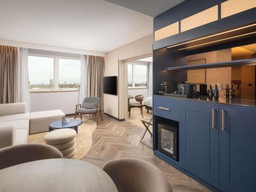 Suite Junior con vistas a la ciudad - 1 cama extragrande - Planta superior del hotel Mercure London Earls Court. Foto 2
