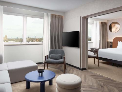 Suite Junior con vistas a la ciudad - 1 cama extragrande - Planta superior del hotel Mercure London Earls Court. Foto 4