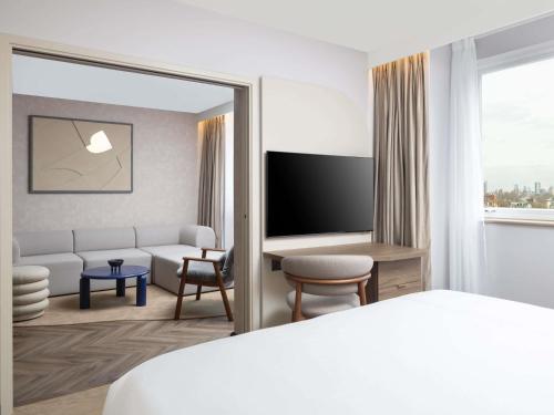 Suite Junior con vistas a la ciudad - 1 cama extragrande - Planta superior del hotel Mercure London Earls Court. Foto 6