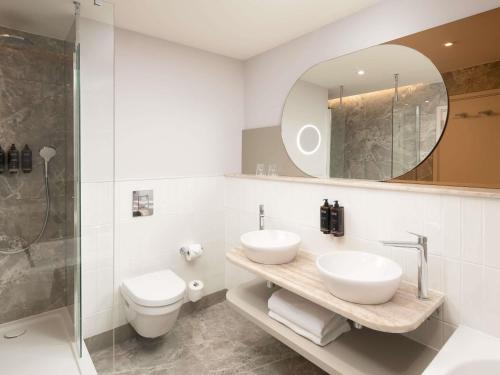 Suite Junior con vistas a la ciudad - 1 cama extragrande - Planta superior del hotel Mercure London Earls Court. Foto 8