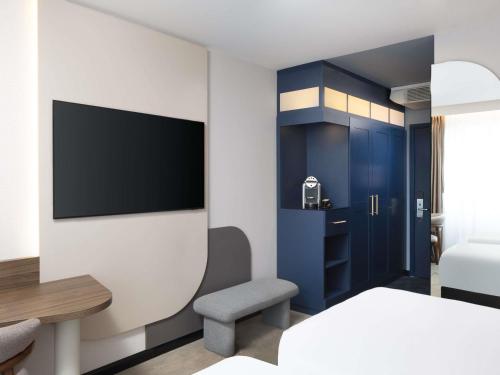 Habitación Doble Clásica con 2 camas y ducha de efecto lluvia del hotel Mercure London Earls Court. Foto 9