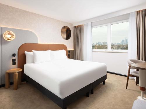 Habitación Superior con cama extragrande, bañera y vistas a la ciudad del hotel Mercure London Earls Court. Foto 9