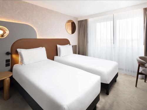 Habitación Doble Clásica con 2 camas y ducha de efecto lluvia del hotel Mercure London Earls Court. Foto 11