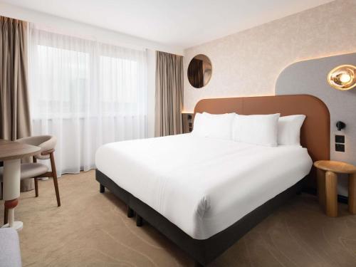 Habitación Deluxe Priviledge con cama extragrande, ducha de efecto lluvia y vistas a la ciudad del hotel Mercure London Earls Court. Foto 9