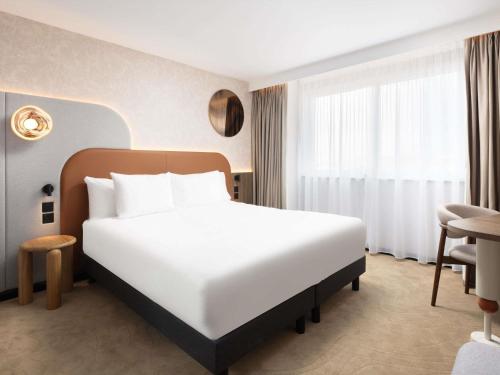 Habitación Doble Deluxe con 2 camas y ducha de efecto lluvia del hotel Mercure London Earls Court. Foto 7