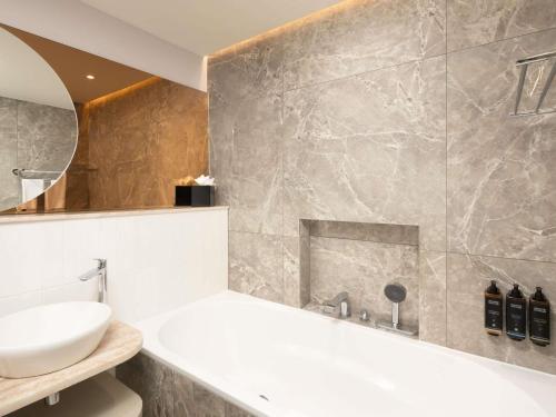 Suite Junior con vistas a la ciudad - 1 cama extragrande - Planta superior del hotel Mercure London Earls Court. Foto 16