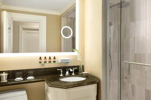SUITE EJECUTIVA 1 DORMITORIO CAMA KING - 830 pies cuadrados, 77 metros cuadrados, Salón exclusivo con desayuno y canapés de noche del hotel Fairmont Chateau Laurier Gold Experience