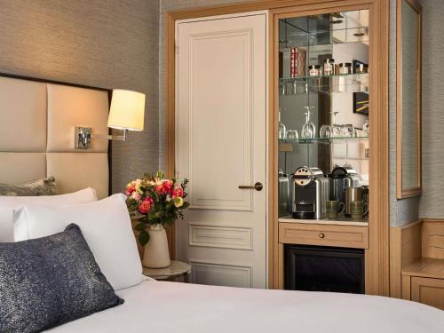 Habitación Doble de lujo con cama extragrande y balcón del hotel Sofitel Paris Baltimore Tour Eiffel. Foto 1