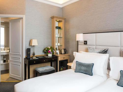 Habitación Clásica con cama grande del hotel Sofitel Paris Baltimore Tour Eiffel. Foto 1