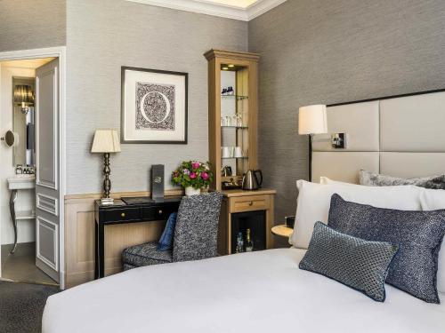 Habitación Clásica con cama grande del hotel Sofitel Paris Baltimore Tour Eiffel. Foto 5