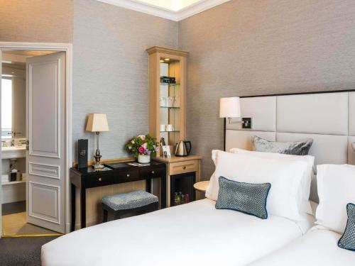 Habitación Clásica con cama grande del hotel Sofitel Paris Baltimore Tour Eiffel. Foto 3