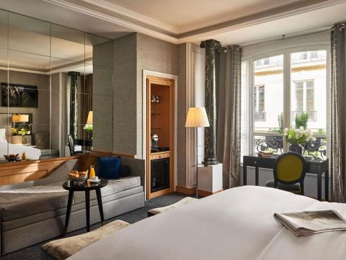 Suite Junior con 2 camas individuales del hotel Sofitel Paris Baltimore Tour Eiffel. Foto 1