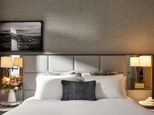 Suite Junior Doble de lujo - 1 cama extragrande del hotel Sofitel Paris Baltimore Tour Eiffel. Foto 4