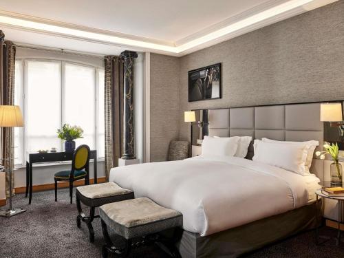Suite Junior con cama extragrande del hotel Sofitel Paris Baltimore Tour Eiffel. Foto 9