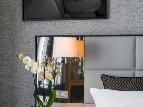 Suite Junior con cama extragrande del hotel Sofitel Paris Baltimore Tour Eiffel. Foto 10