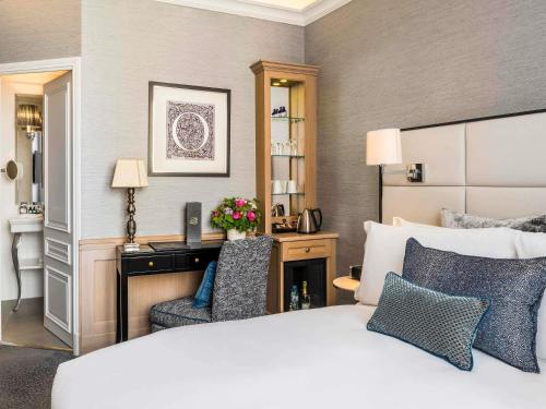 Habitación Clásica con cama grande del hotel Sofitel Paris Baltimore Tour Eiffel. Foto 7