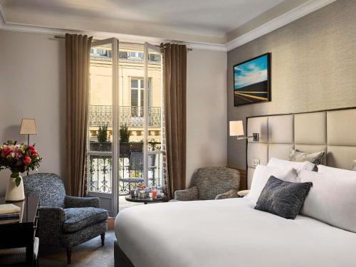 Habitación Doble de lujo con cama extragrande y balcón del hotel Sofitel Paris Baltimore Tour Eiffel. Foto 5