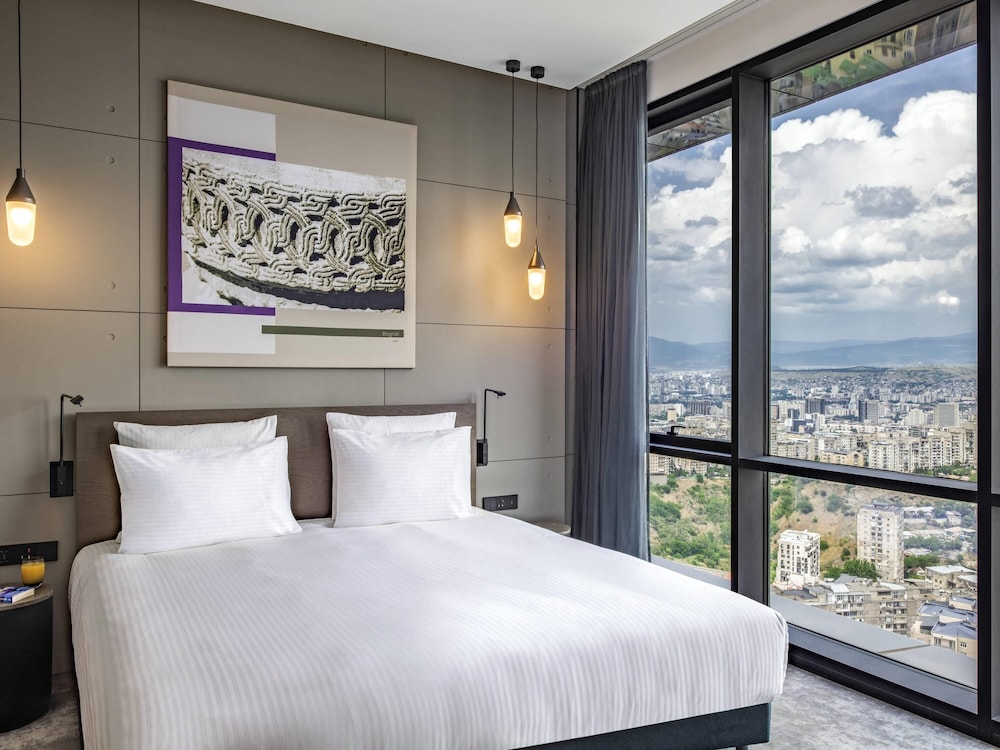 Habitación Superior con cama king size del hotel Pullman Tbilisi Axis Towers