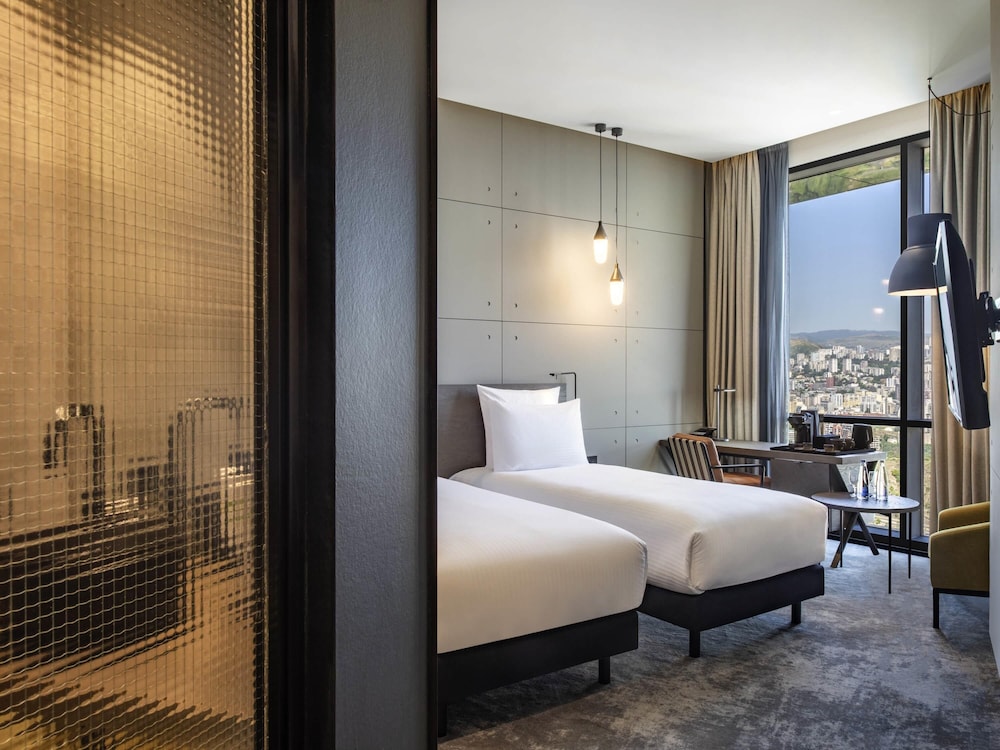 Habitación superior con 2 camas individuales del hotel Pullman Tbilisi Axis Towers. Foto 1