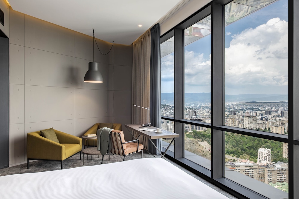 Habitación Ejecutiva con cama King Size del hotel Pullman Tbilisi Axis Towers. Foto 1