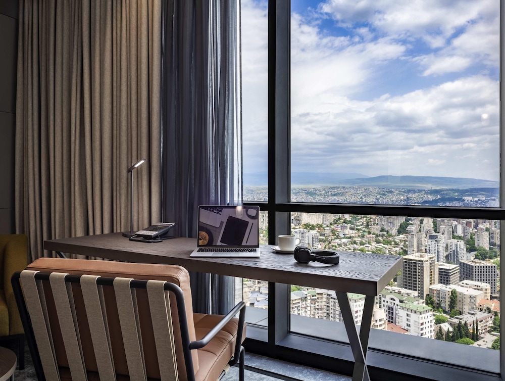 Habitación Ejecutiva con cama King Size del hotel Pullman Tbilisi Axis Towers. Foto 3