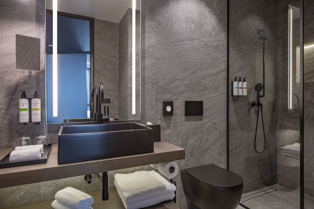 Habitación Ejecutiva con cama King Size del hotel Pullman Tbilisi Axis Towers. Foto 6