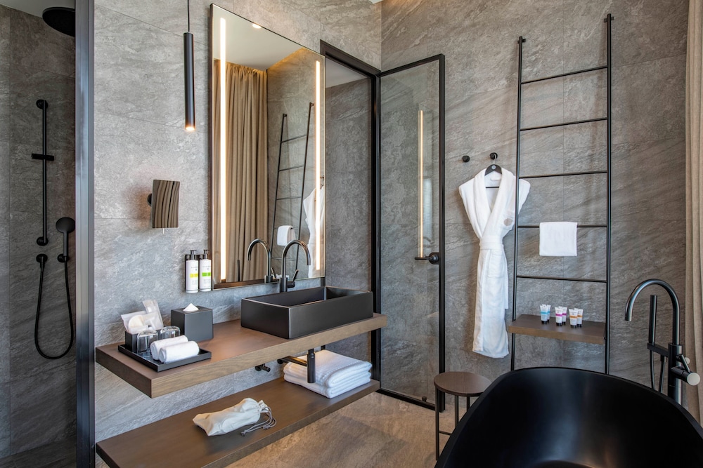 Suite Junior del hotel Pullman Tbilisi Axis Towers. Foto 1