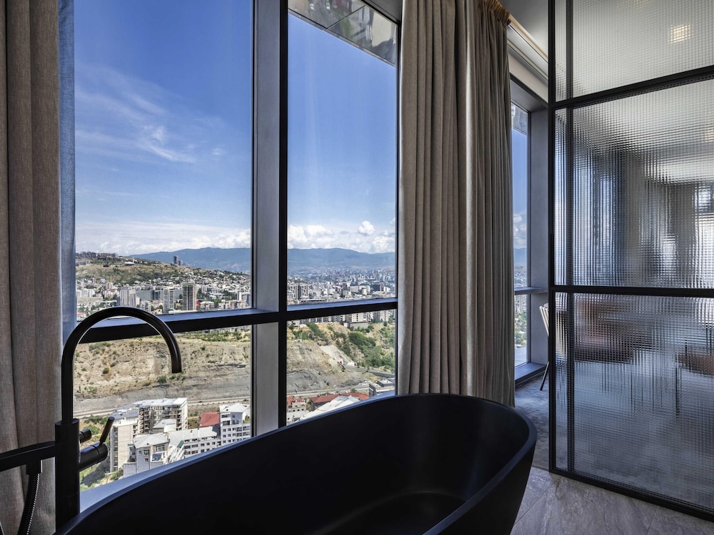 Suite Junior del hotel Pullman Tbilisi Axis Towers. Foto 2