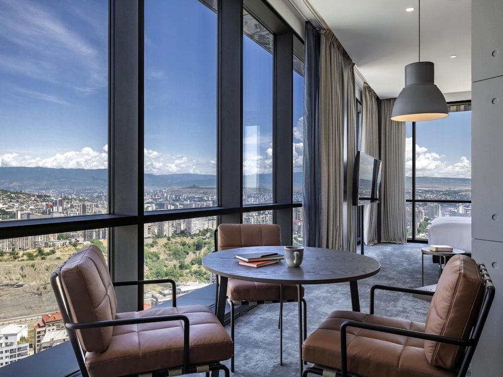 Suite Junior del hotel Pullman Tbilisi Axis Towers. Foto 3
