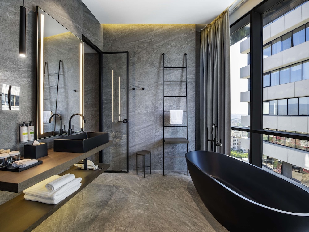 Suite Junior del hotel Pullman Tbilisi Axis Towers. Foto 4