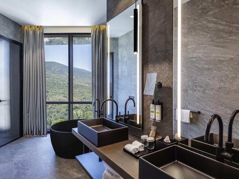 Suite del hotel Pullman Tbilisi Axis Towers. Foto 1