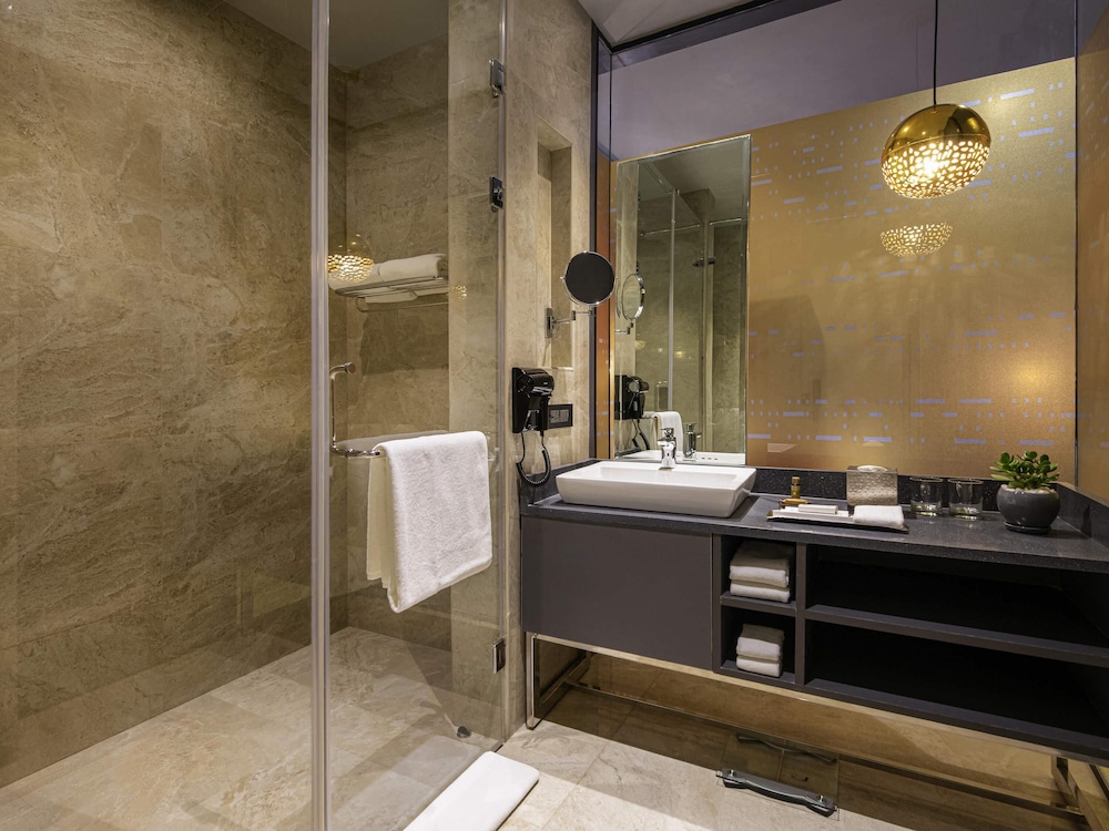 Habitación Deluxe, cama king del hotel Grand Mercure Bengaluru at Gopalan Mall. Foto 3