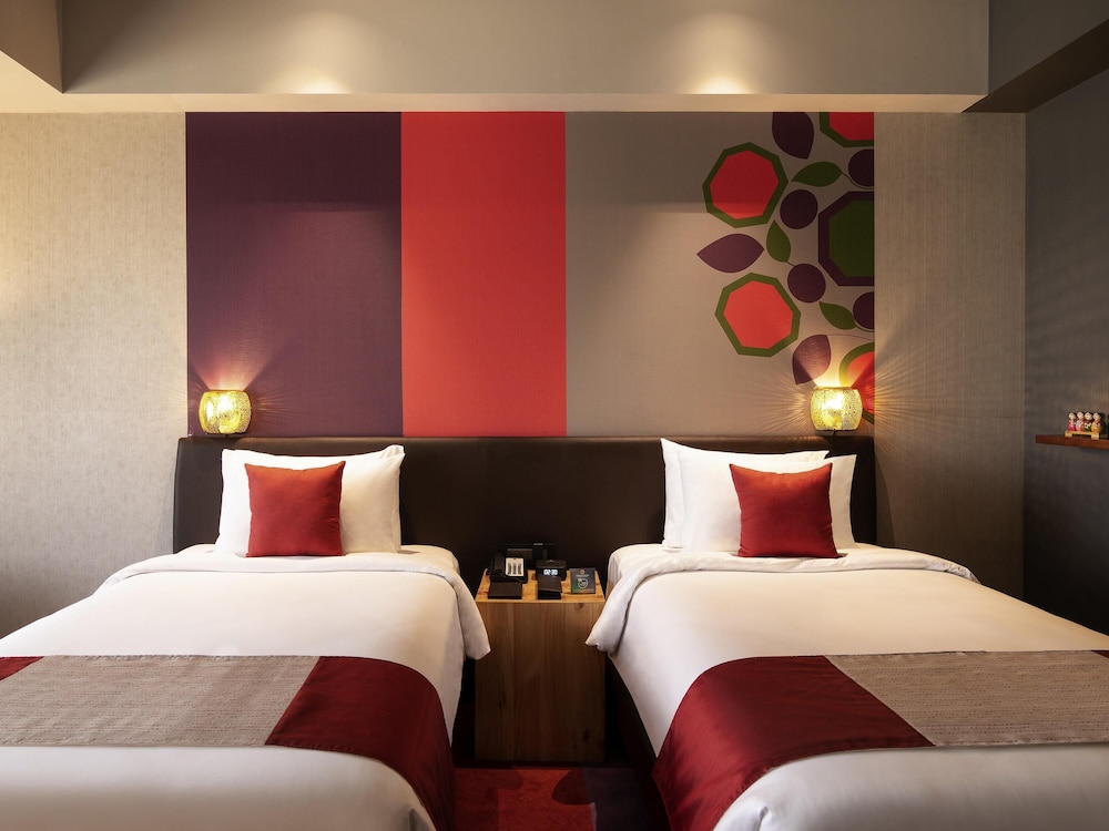 HABITACIÓN DELUXE, Dos camas individuales del hotel Grand Mercure Bengaluru at Gopalan Mall. Foto 2
