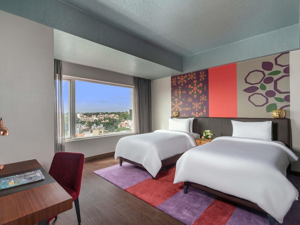 HABITACIÓN DELUXE, Dos camas individuales del hotel Grand Mercure Bengaluru at Gopalan Mall. Foto 3