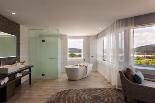 Suite Ejecutiva, 1 Cama King Size, Vistas al Lago del hotel Pullman Rotorua. Foto 5