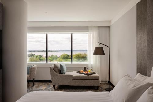 Habitación Deluxe con Vistas al Lago y 1 Cama King Size del hotel Pullman Rotorua. Foto 4