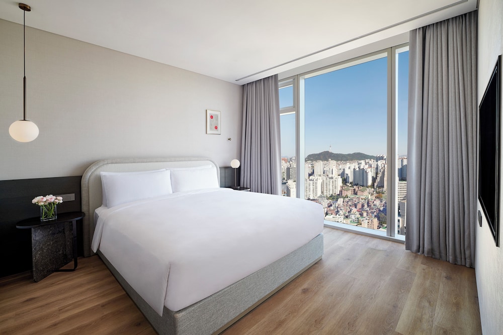 Suite Namsan con 1 cama King, vistas al monte Namsan del hotel Naru Seoul MGallery Ambassador. Foto 1