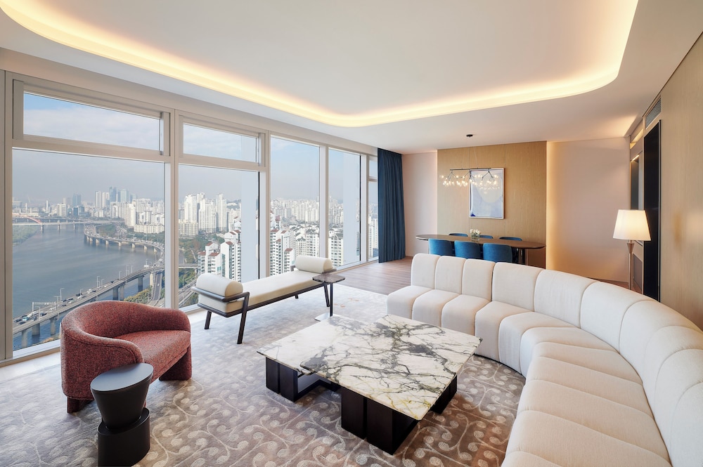 Suite Bamseom con terraza, 1 cama King, vistas al río del hotel Naru Seoul MGallery Ambassador. Foto 4
